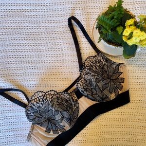 Lace w/ Flowers Bralette🌹